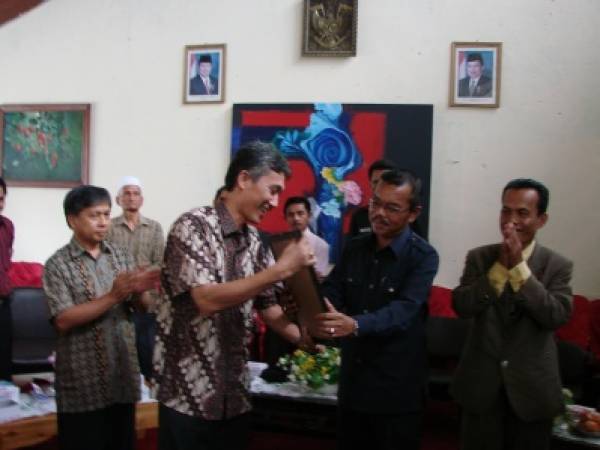 Penyerahan Sertfikat ISO - Penyerahan sertifikat ISO dari Gubernur Ke Dinas Pendidikan Kota Padang