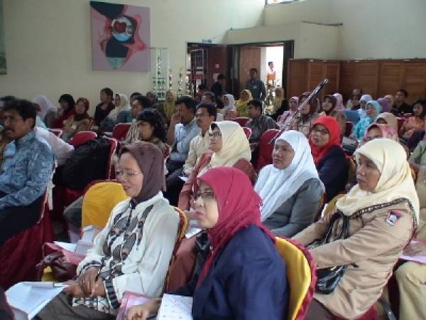 Seminar - Para peserta seminar lagi mendengarkan makalah